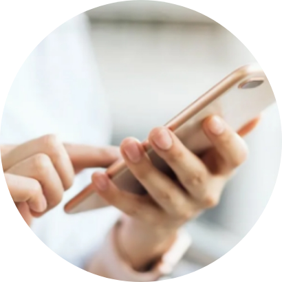 スマホを操作している