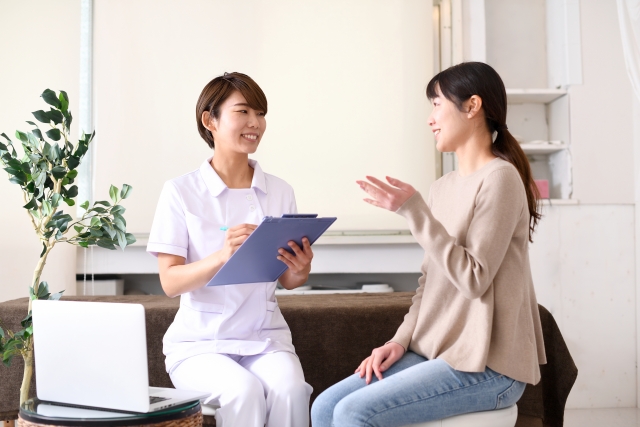 医師が女性にカウンセリングしている様子