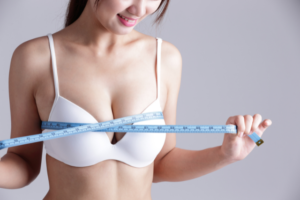 バストを測る女性
