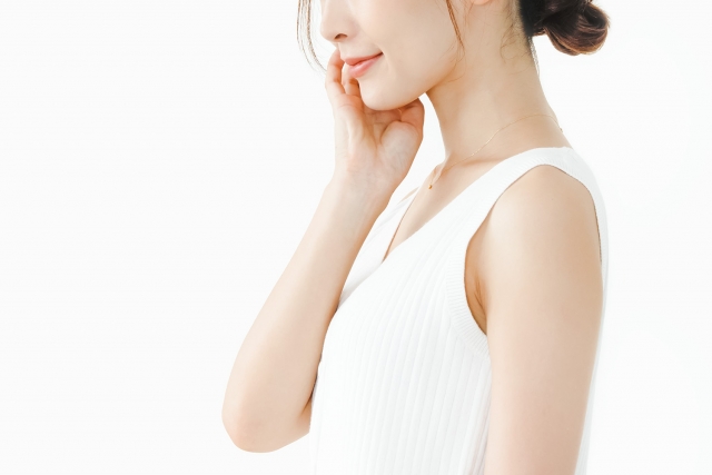 顔の脂肪吸引は医師の技術力によって仕上がりが変わることを説明する頬に手を当てた女性