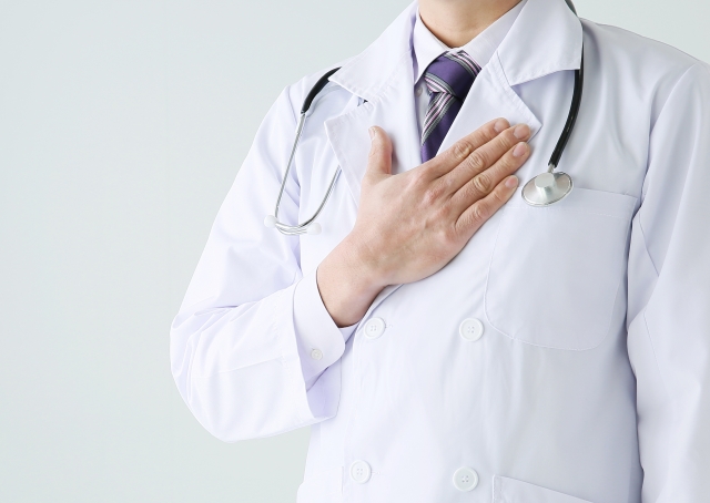 バッカルファット除去の名医が在籍するクリニックを説明する胸に手を当てる医師