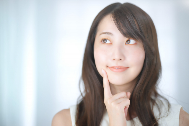 日本人の顔の大きさの平均を考える指を頬に当てている女性