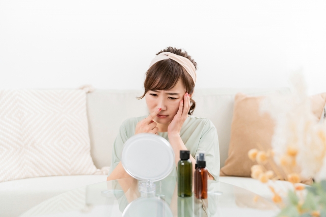 鏡を見ている女性