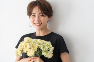 花を持つ笑顔の女性