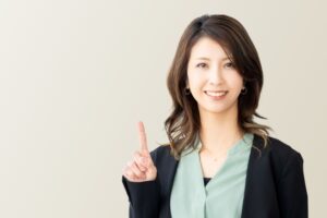 指を立てる女性