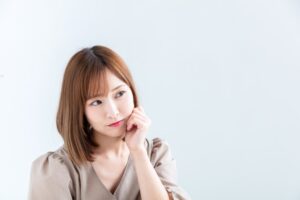 頬を触る女性