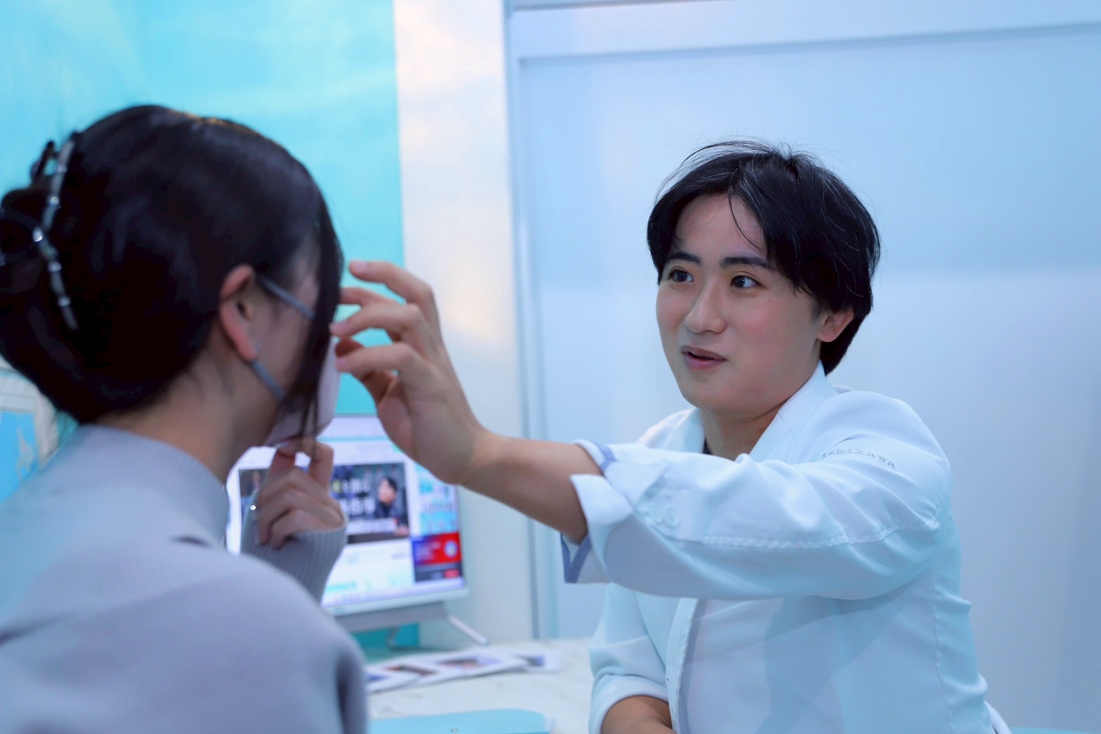 カウンセリングをしている医師