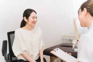 カウンセリング中の医師