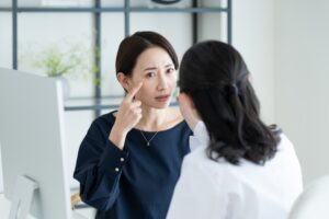鏡を見る女性