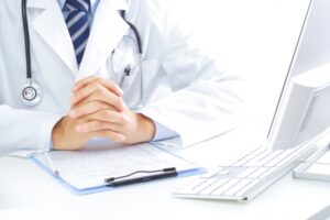 診察室でパソコンに向かう医師