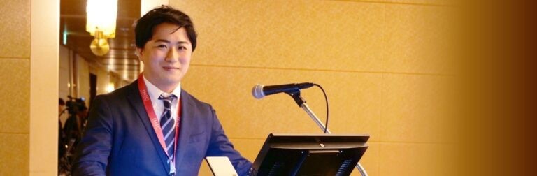 壇上で発表をする石川医師