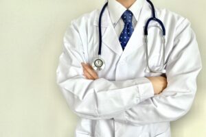 腕組みする医師