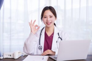 笑顔の医師