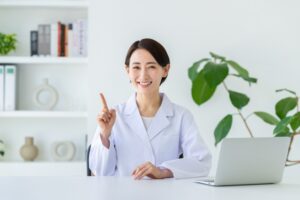 笑顔の医師