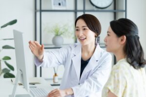 カウンセリングを行う医師