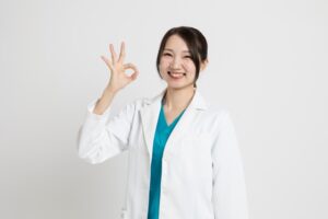 OKサインを出す医師