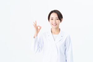 OKサインを出す医師