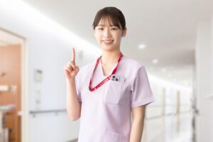 人差し指を立てる医師
