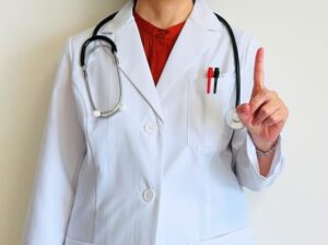 人差し指を立てる医師
