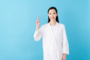 人差し指を立てる医師