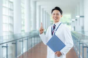 人差し指を立てる医師2