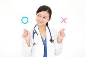 〇×で悩む医師
