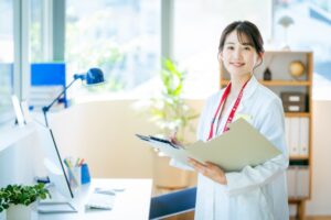 笑顔の医師