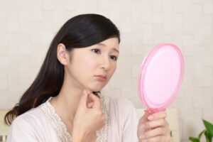 鏡を見る女性