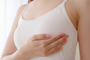 バストを抑える女性
