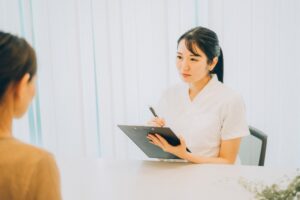 カウンセリングを行う医師