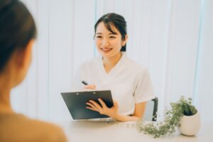 カウンセリングを行う医師