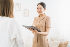 カウンセリングを行う医師