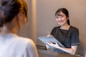 カウンセリングを行う医師