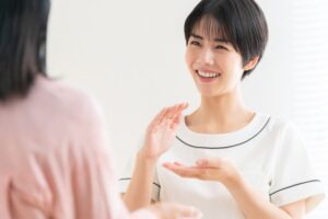 カウンセリングを行う医師