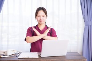 否定する医師