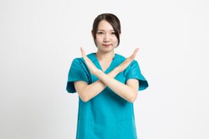 否定する医師