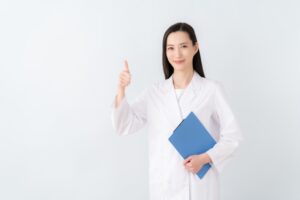 グッドサインを出す医師