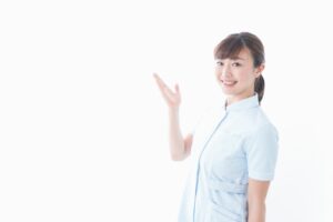 手のひらを差し出す医師