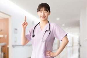 人差し指を立てる医師
