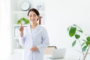 人差し指を立てる医師