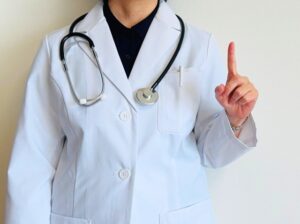 人差し指を立てる医師