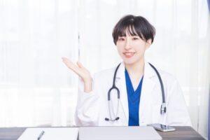 笑顔の医師