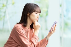 考える女性02