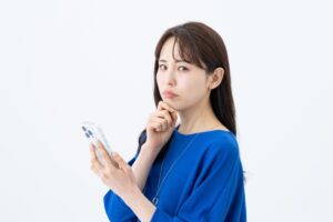 考える女性03