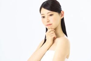 考える女性