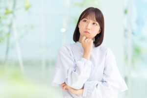 考える女性