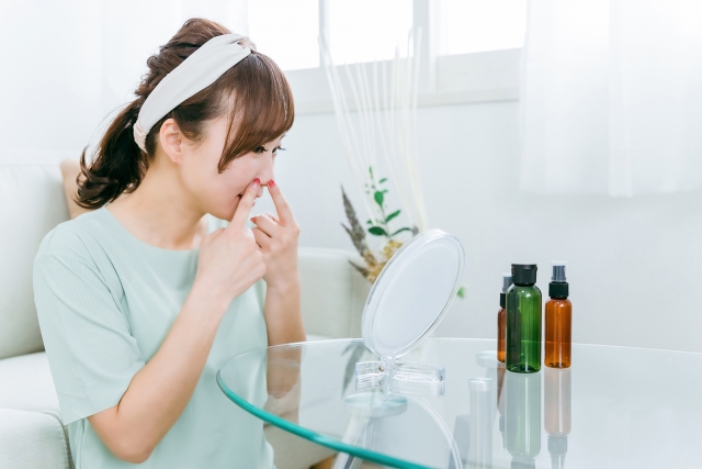 鼻気にする女性と手鏡