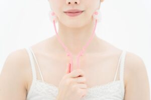 顔のマッサージをする女性