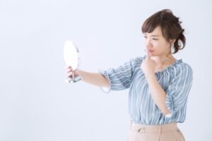 鏡を見る女性