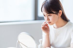 鏡を見る女性